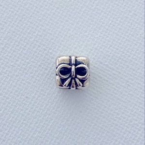Pandora Present Charm